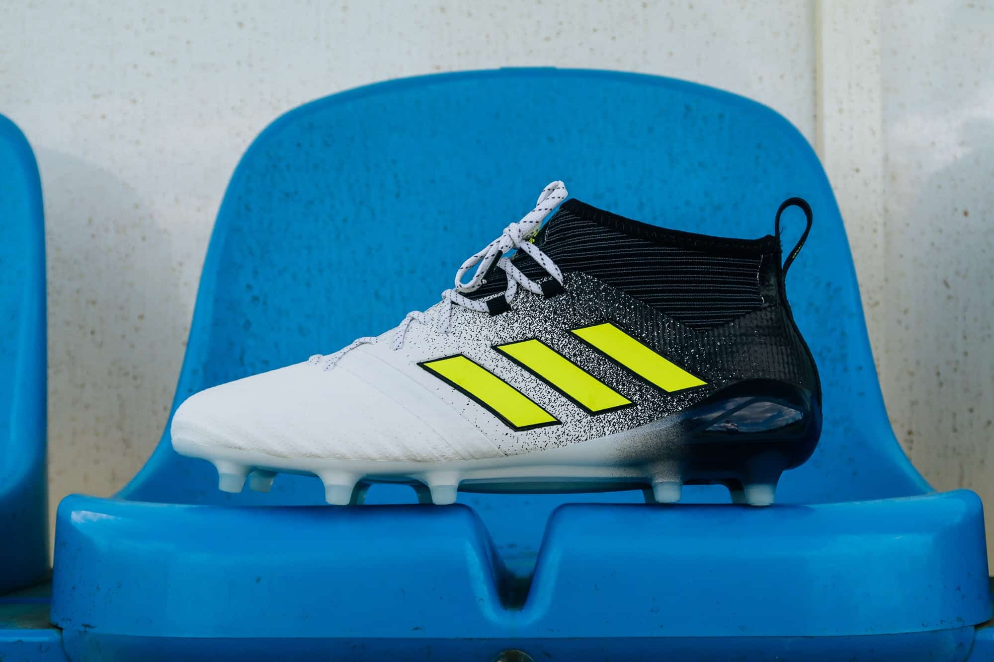 chaussure football adidas ACE17 pack dust storm mai