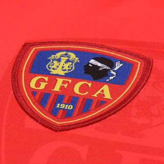 Promu en Ligue 1, le Gazélec Ajaccio vient de dévoiler avec Macron son équipementier ses nouvelles tenues pour la saison 2015-2016.