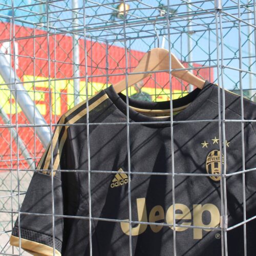 Image de l'article Le Top 10 des plus beaux maillots de la saison 2015-2016