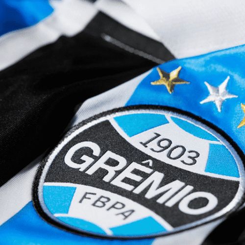 Image de l'article Le Grêmio et Umbro dévoilent un maillot hommage