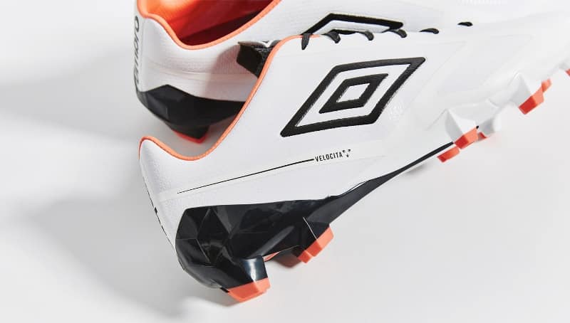 chaussure-football-umbro-velocita-2-blanc-orange-bleu-1