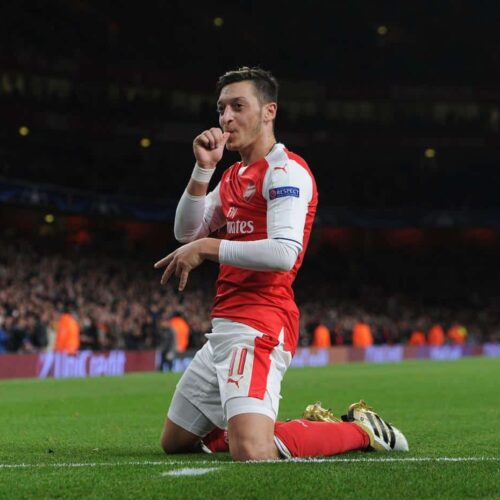 Image de l'article Photo : Mesut Ozil dévoile sa nouvelle paire pour le derby Arsenal vs Tottenham