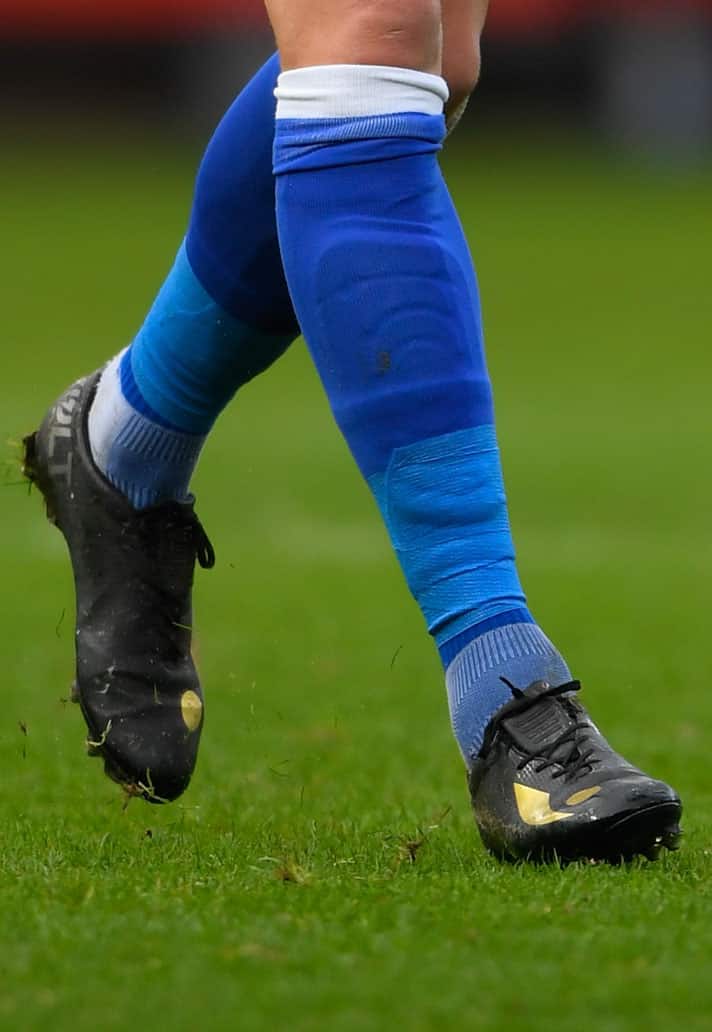 chaussures-football-match-concave-volt-greg-halford-img2