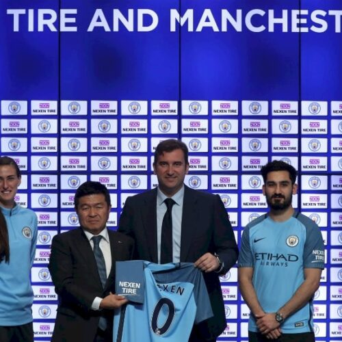 Image de l'article Manchester City est le premier club à dévoiler son sponsor sur la manche