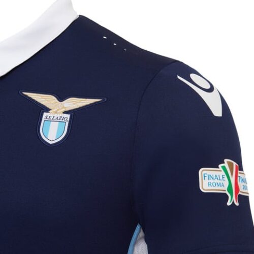 Image de l'article Macron dévoile un maillot spécial pour la Lazio pour la Coupe d'Italie