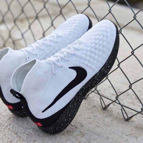 Image de l'article La Lunar Magista II Flyknit de la collection Nike F.C. dans un coloris blanc/noir/rose