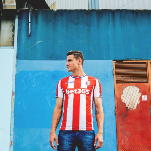 Image de l'article Shooting - Les maillots de Stoke City par Macron !