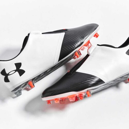 Image de l'article Un nouveau coloris Blanc/Noir pour la Spotlight d'Under Armour