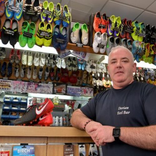 Image de l'article La plus improbable collection de crampons ... au plafond d'une cordonnerie !