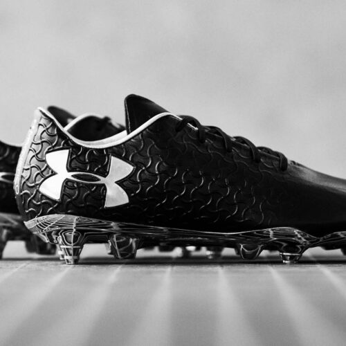 Image de l'article Under Armour a dévoilé un tout nouveau coloris noir/argent métallique pour sa Magnetico Pro