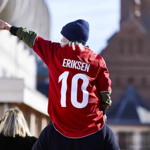 Image de l'article Hummel dévoile les maillots du Danemark pour la Coupe du Monde 2018