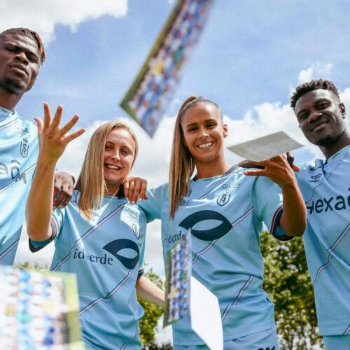 Image de l'article Pourquoi Reims a dévoilé un maillot bleu ciel en hommage au foot féminin ?