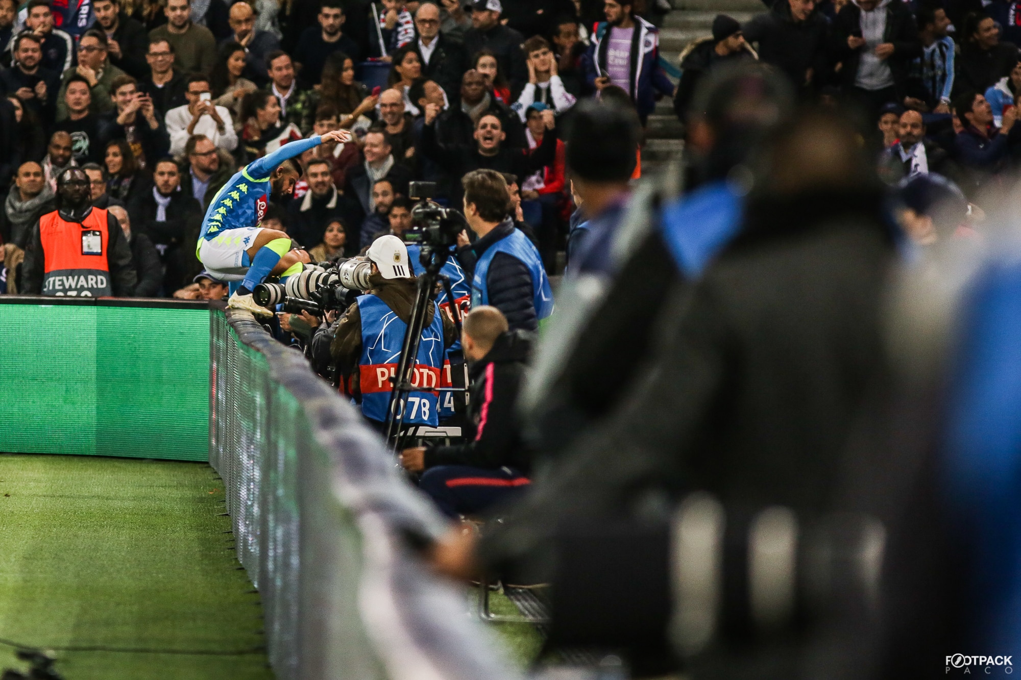 au-stade-paris-sg-naples-footpack-12