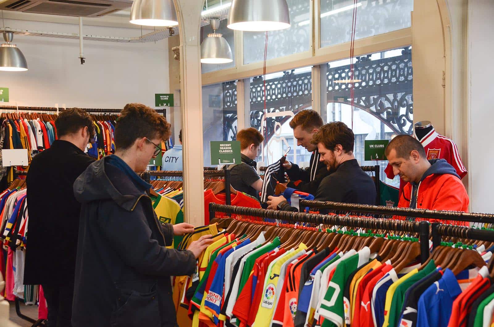 magasin-classic-football-shirts-manchester-1