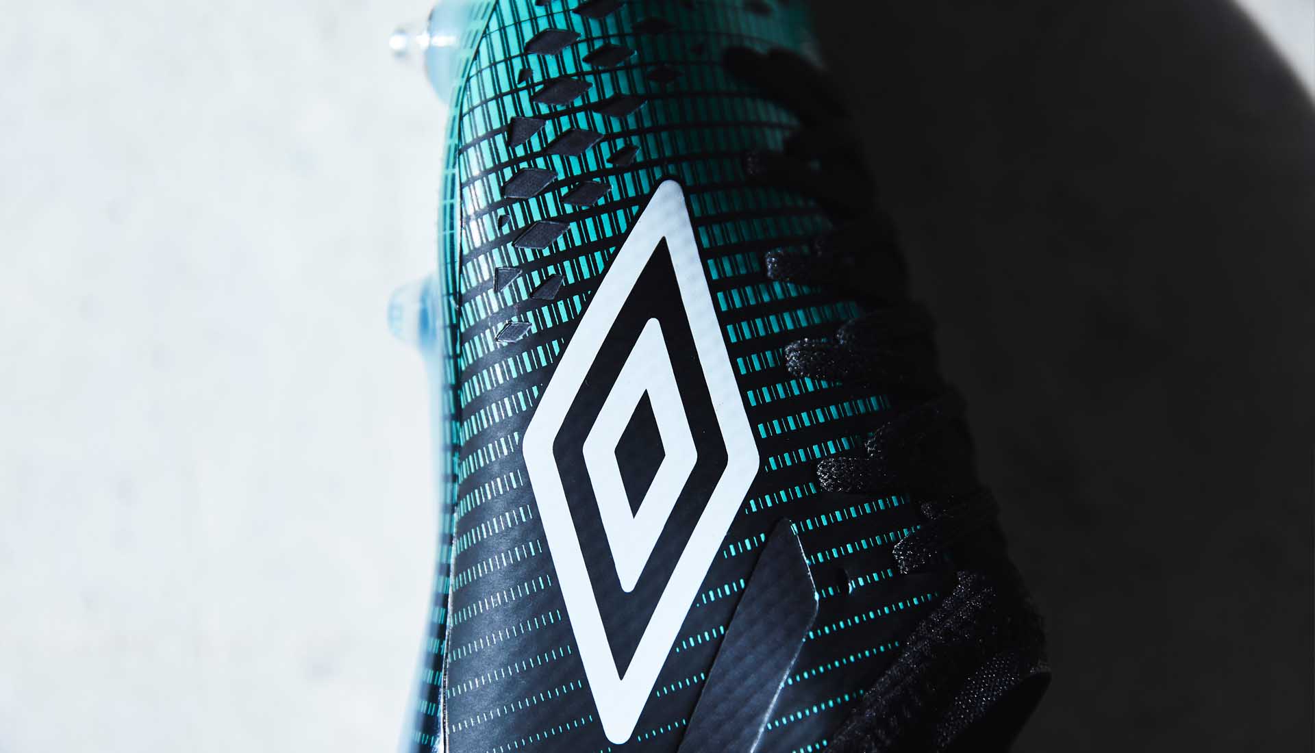 umbro-velocita-4-noir-bleu-2