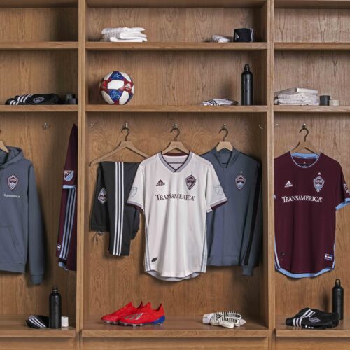 Image de l'article adidas présente le maillot extérieur 2019 des Colorado Rapids