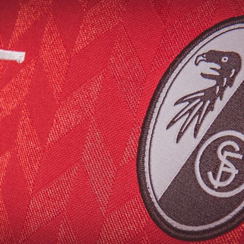 Image de l'article Hummel dévoile une édition limitée du maillot du SC Fribourg