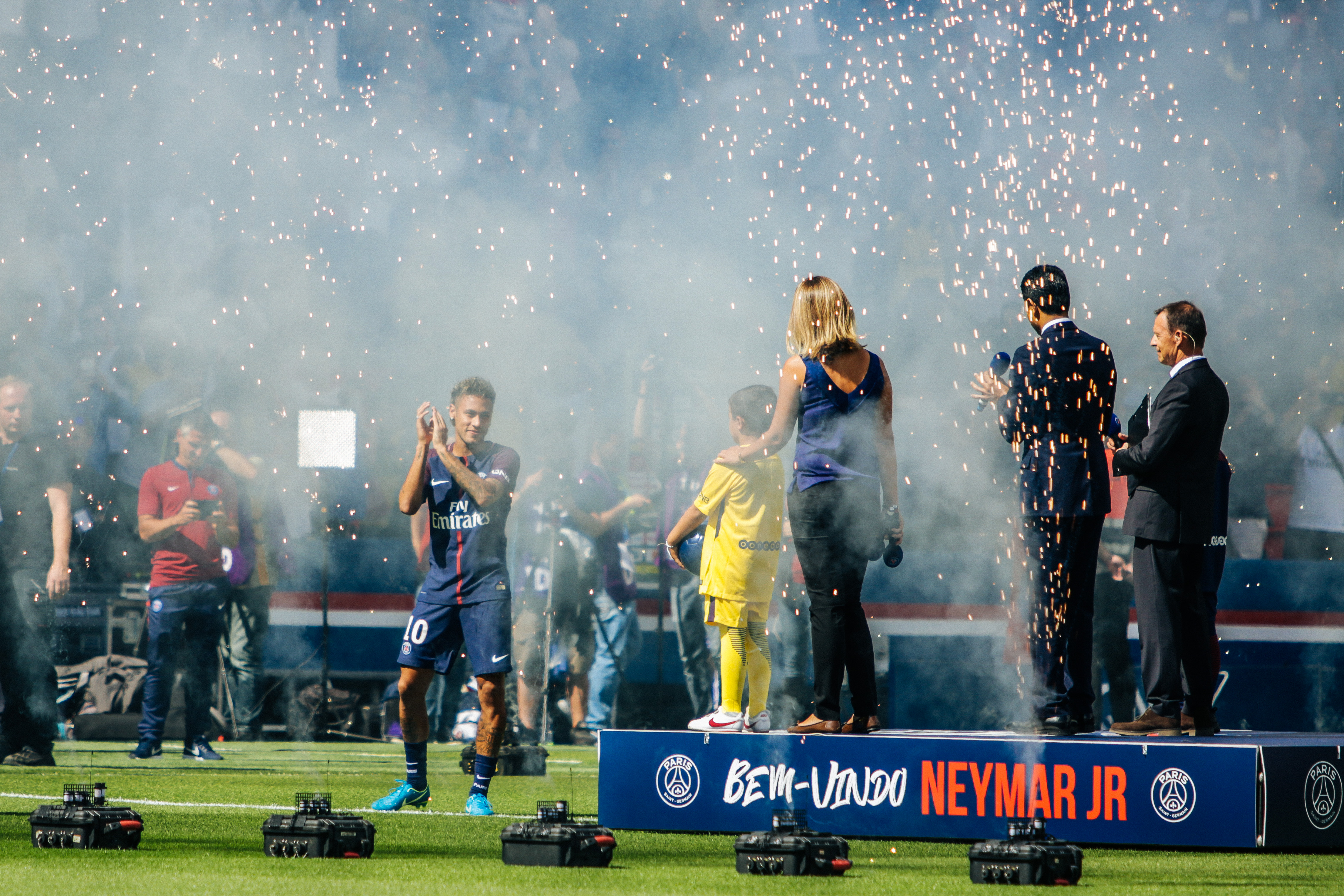 arrivee-neymar-paris-saint-germain-footpack-1