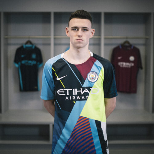 Image de l'article Nike dévoile un maillot mashup pour ses adieux avec Manchester City