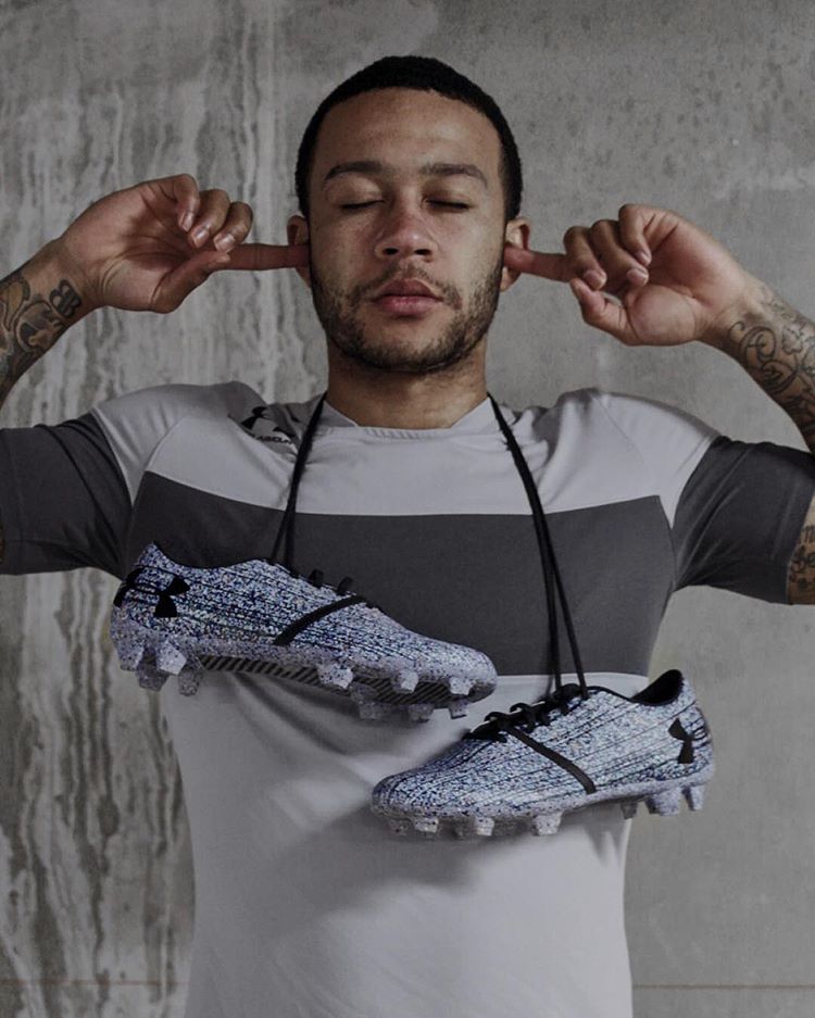 Memphis Depay dévoile une nouvelle Under Armour face au Barça