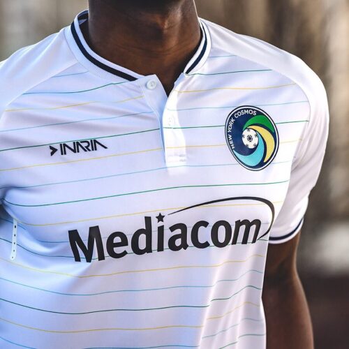 Image de l'article Le légendaire club de New-York Cosmos a de nouveaux maillots