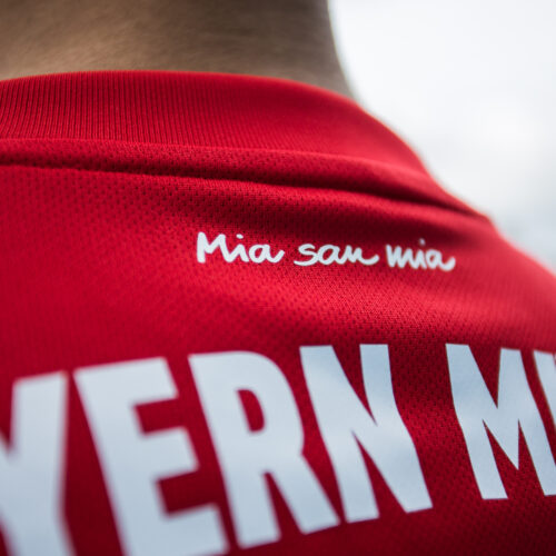 Image de l'article Quand Philippe Coutinho doit jouer avec des maillots de foot pour enfants