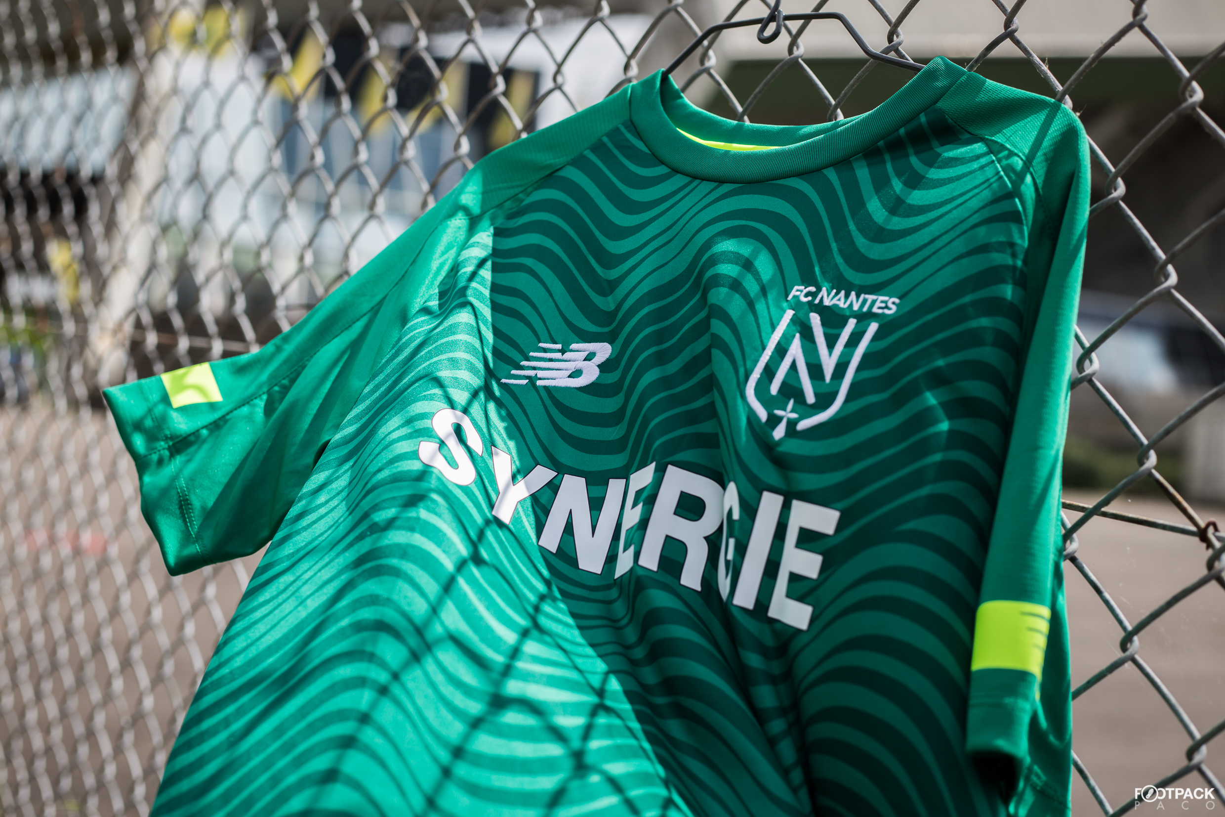 maillot-exterieur-fc-nantes-2019-2020-new-balance-footpack-4