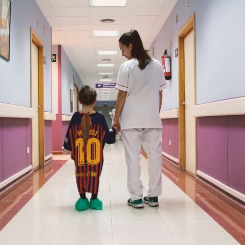 Image de l'article Pour aider les enfants, des maillots de foot deviennent des robes d'hôpital
