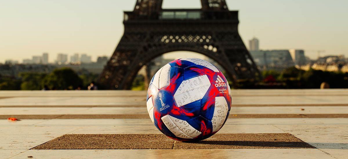 Tricolore, le ballon de la phase finale de la Coupe du Monde féminine 2019