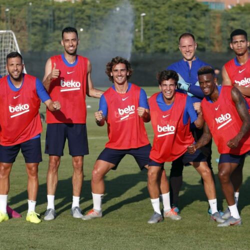 Image de l'article Antoine Griezmann s'affiche avec des chaussettes Tape Design