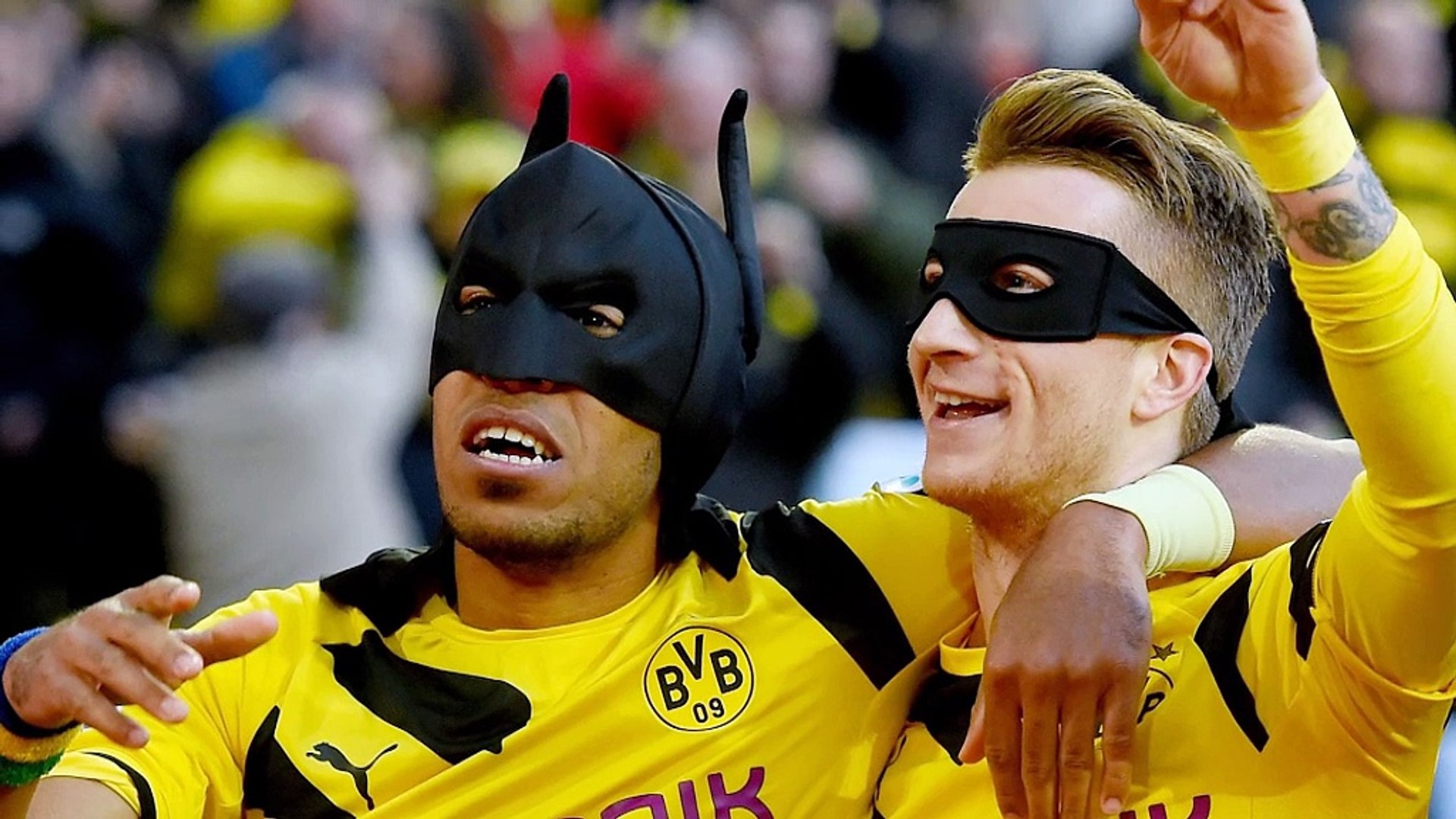 aubameyang-celebration-batman-footpack-2019-