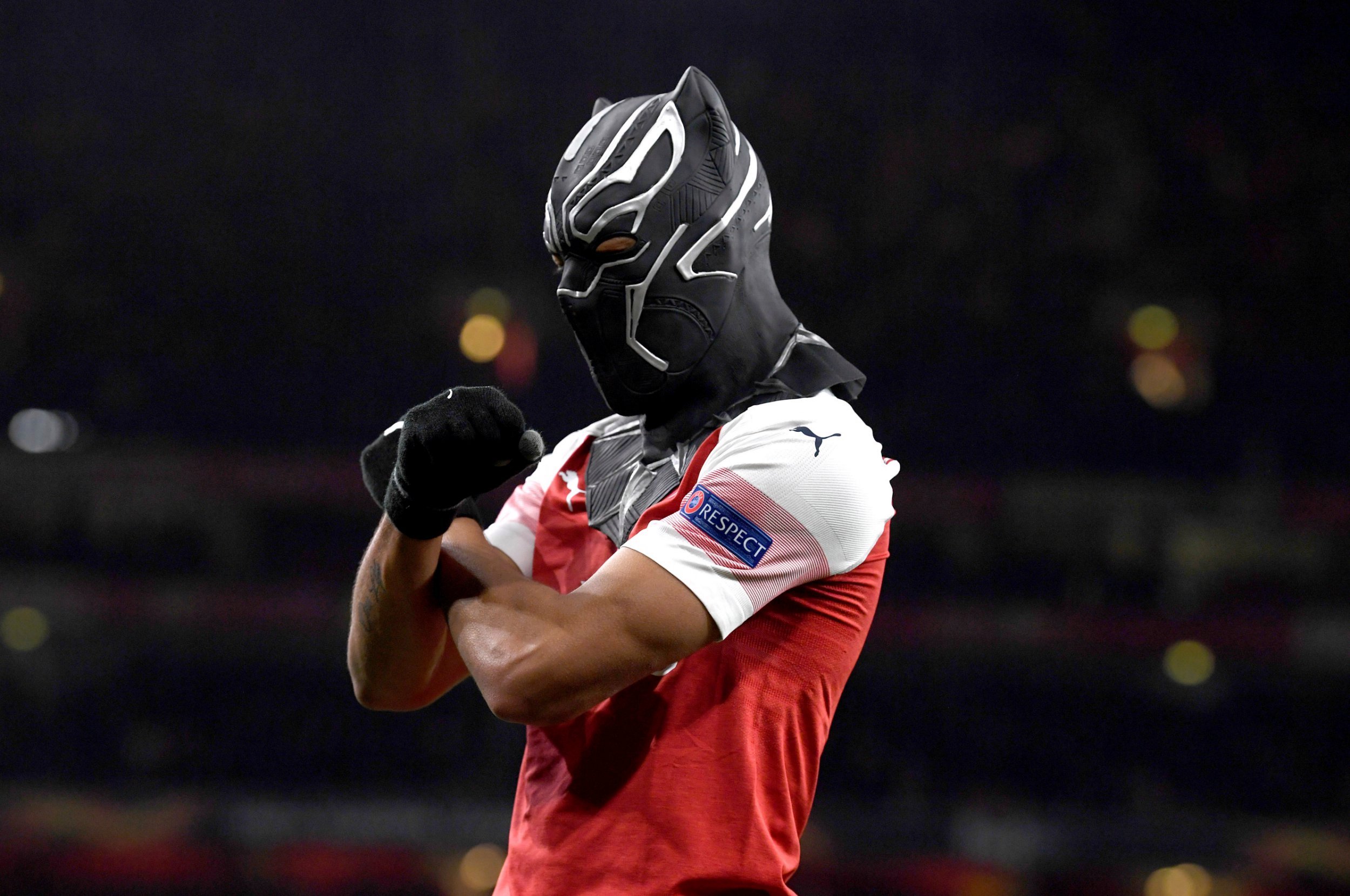 aubameyang-celebration-black-panther-footpack-2019-