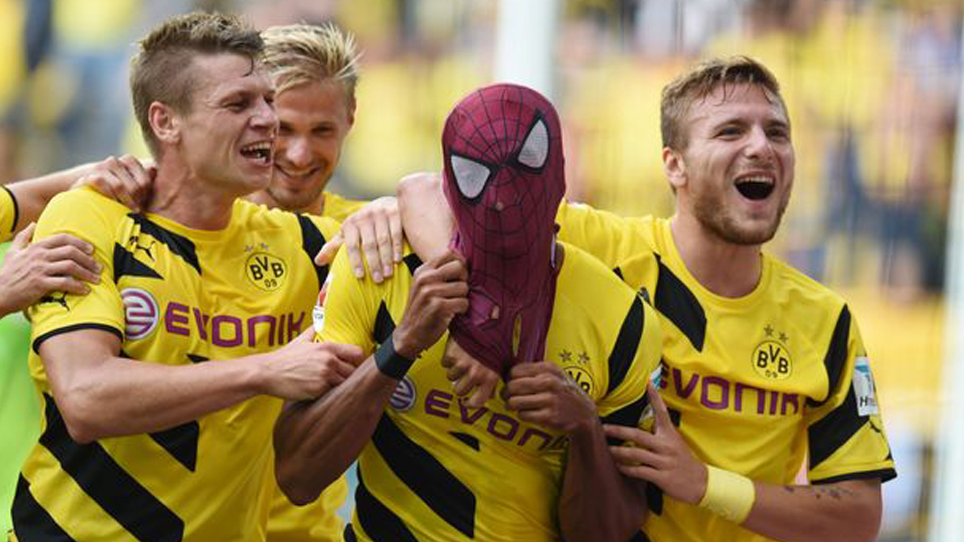 aubameyang-celebration-spider-man-footpack-2019-1