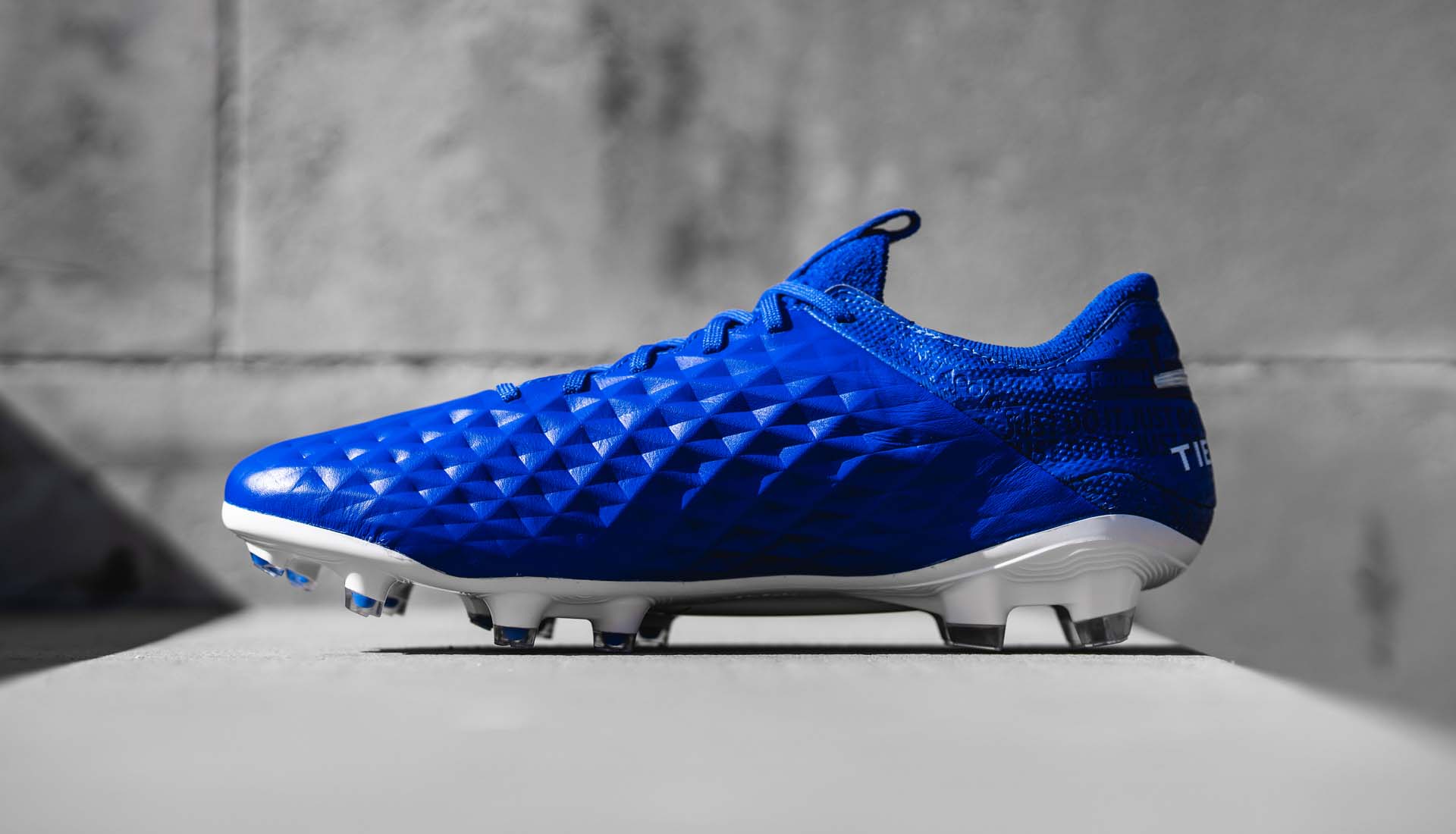 chaussures-football-nike-tiempo-legend-8-new-lights-2019-footpack-1