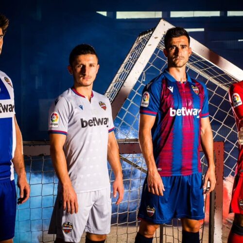 Image de l'article Levante présente avec Macron ses maillots 2019-2020