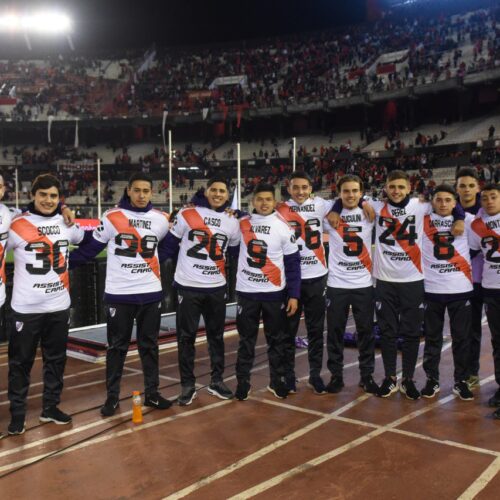Image de l'article Les joueurs de River Plate offrent leurs maillots aux ramasseurs de balles