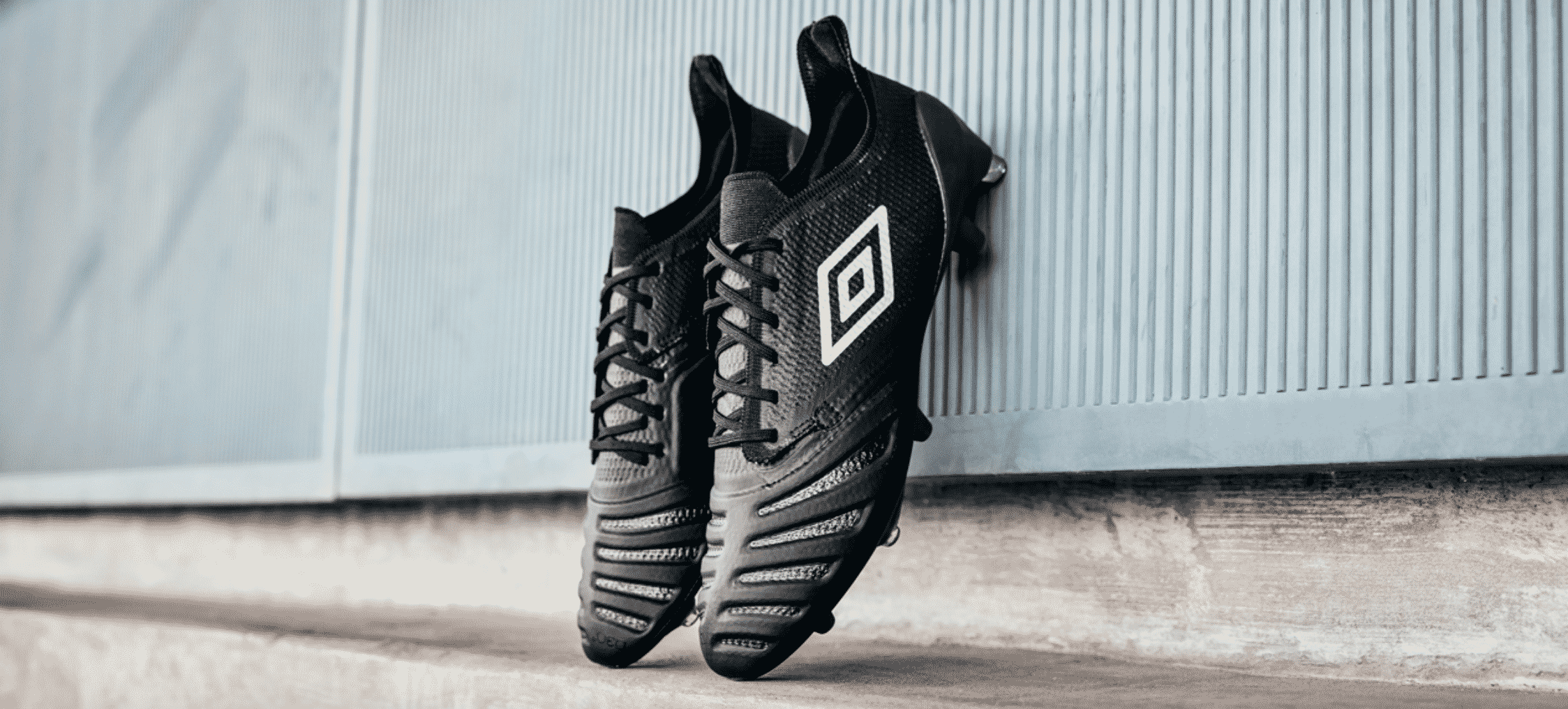 umbro-ux-accurro-2-blackout-1