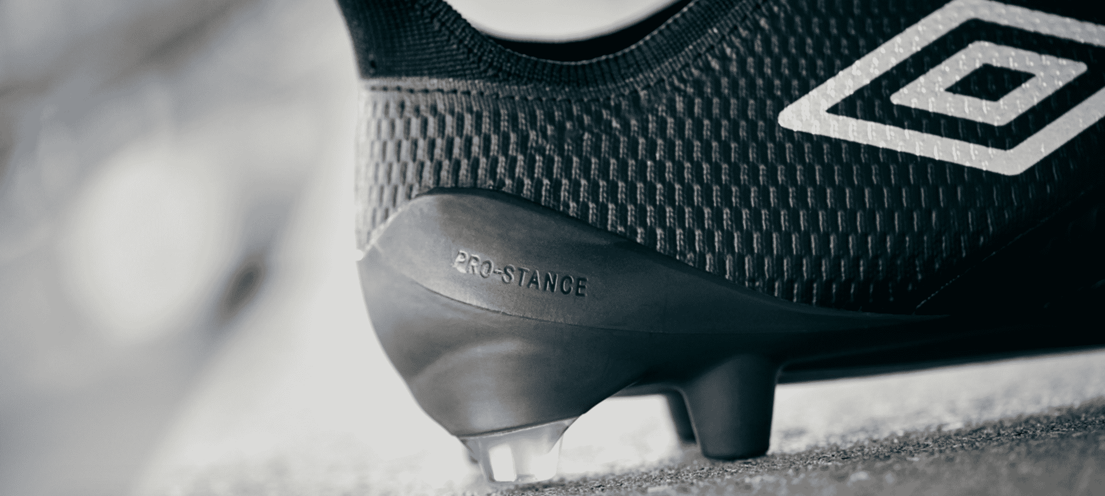 umbro-ux-accurro-2-blackout-3