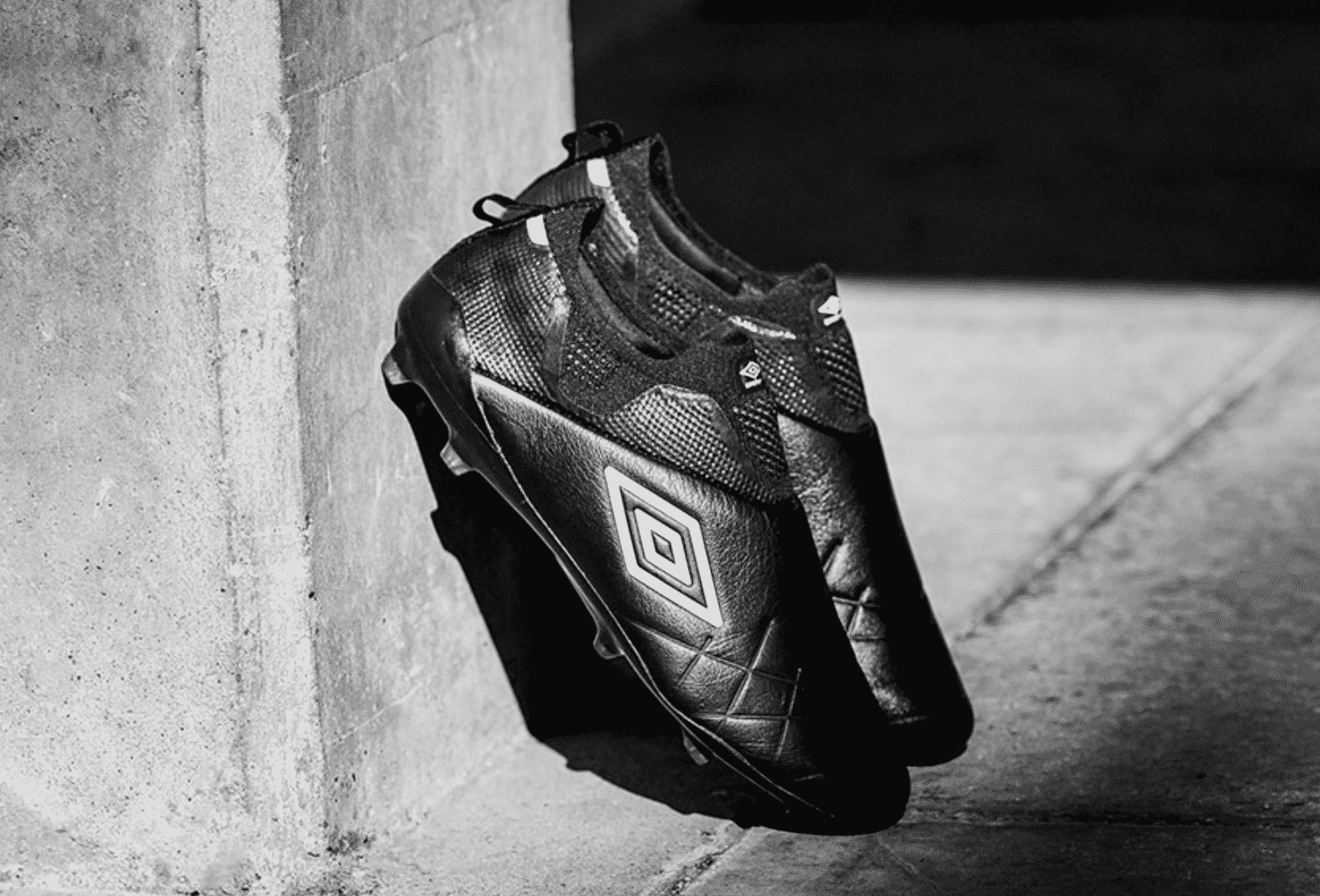 umbro-velocita-4-blackout-1