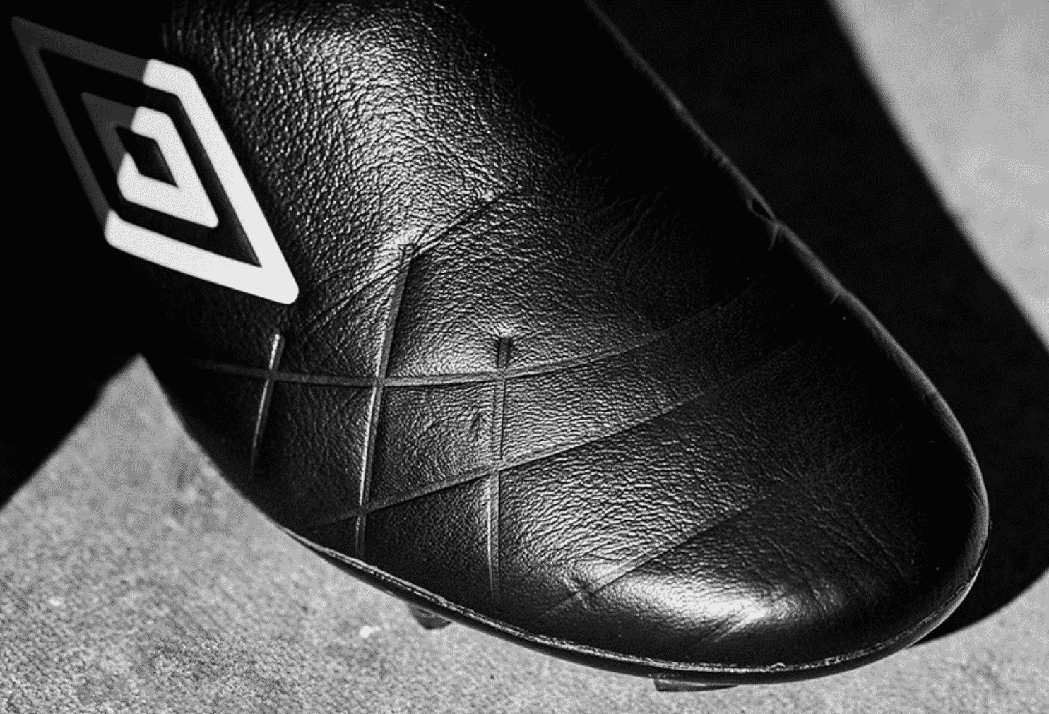 umbro-velocita-4-blackout-2