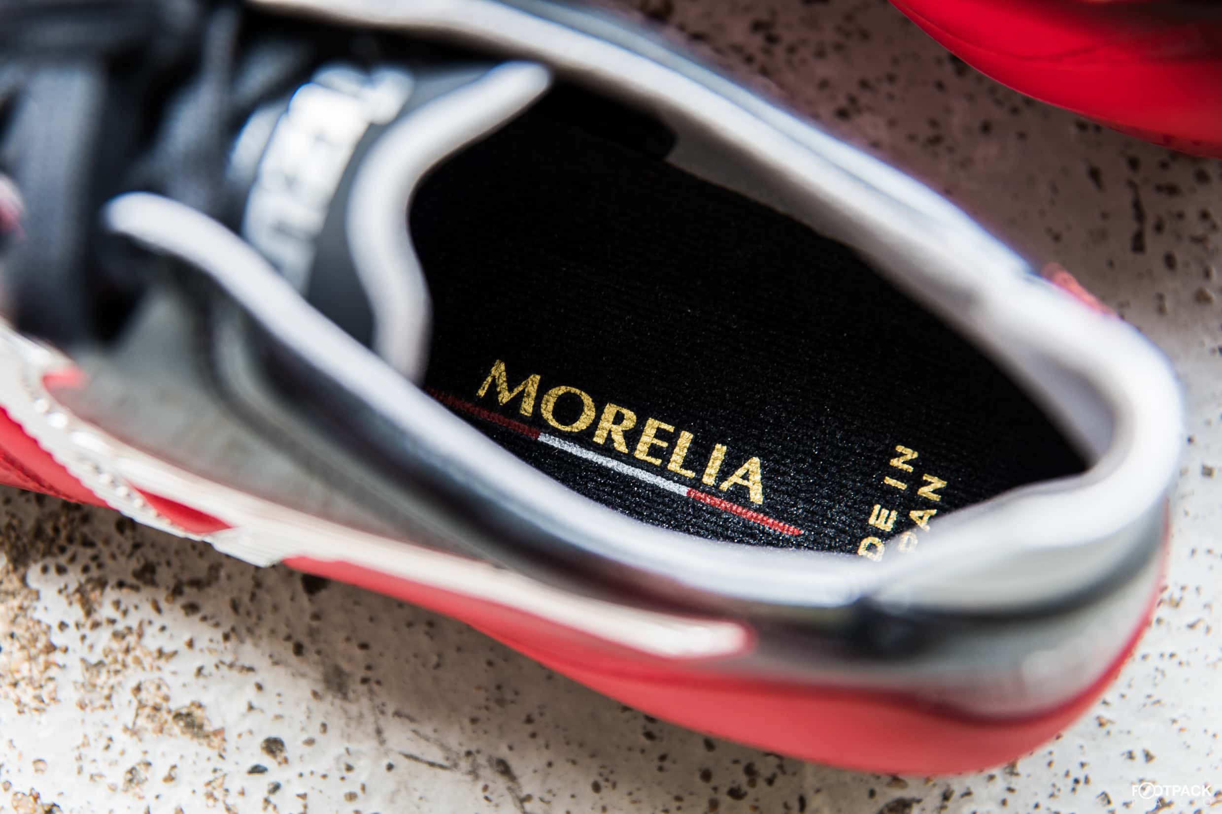 mizuno-morelia-2-neo-samourai-vs-ninja-footpack-14