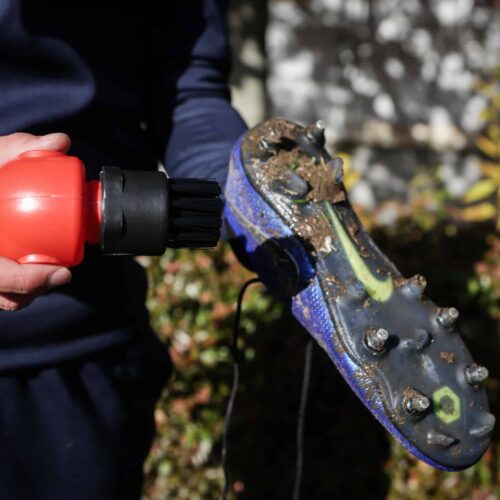 Image de l'article Brosse Tiraka, l'accessoire indispensable pour nettoyer vos chaussures de foot ?