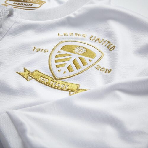 Image de l'article Kappa dévoile un maillot spécial pour les 100 ans de Leeds United