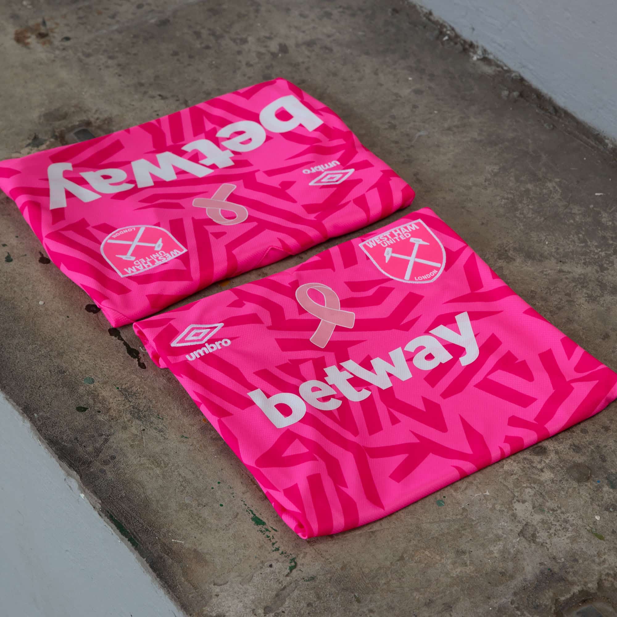 maillot-rose-swet-ham-united-cancer-du-sein-octobre-rose-4