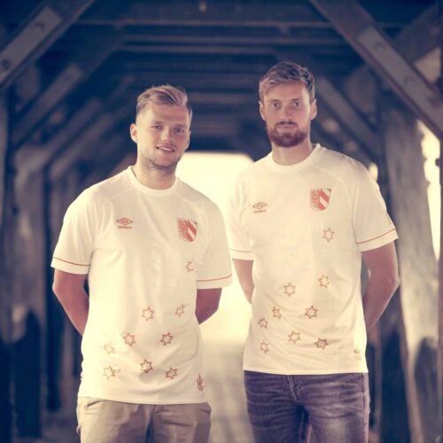 Image de l'article Le FC Nuremberg lance un maillot spécial pour les fêtes de Noël