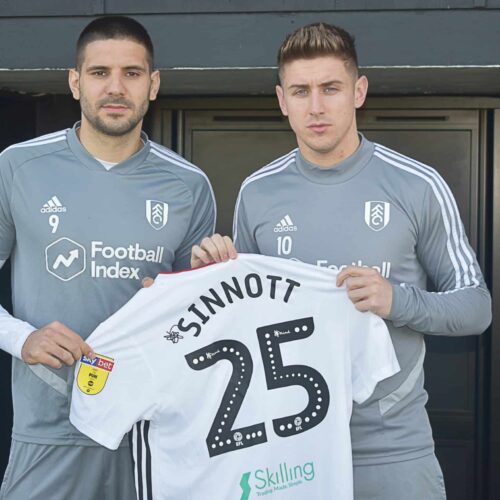 Image de l'article Les clubs de foot du Monde entier offrent des maillots floqués au nom de Jordan Sinnott