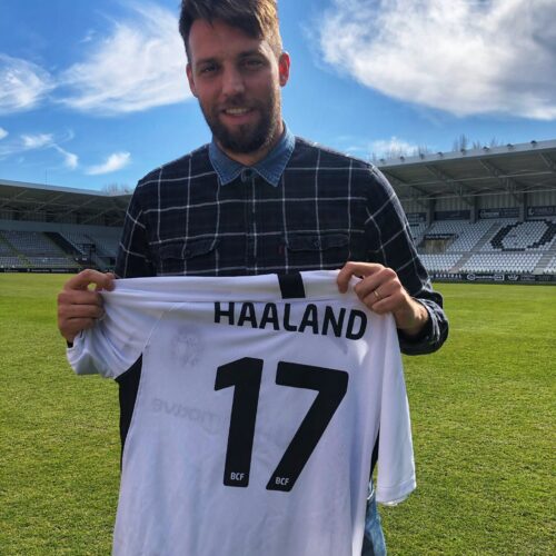 Image de l'article Erling Haaland reçoit un maillot de son joueur préféré !