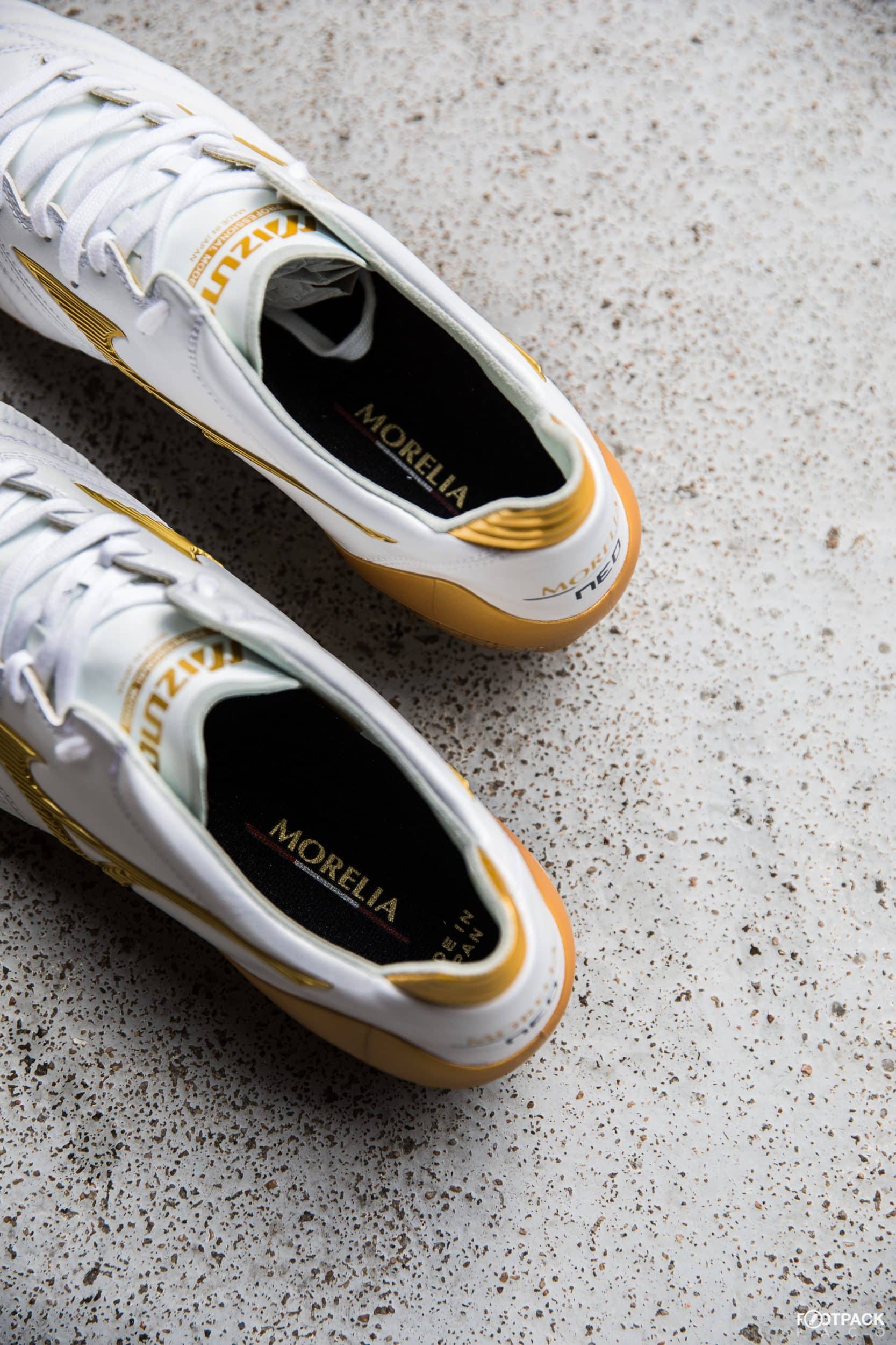 mizuno-morelia-2-neo-gold-pack-7