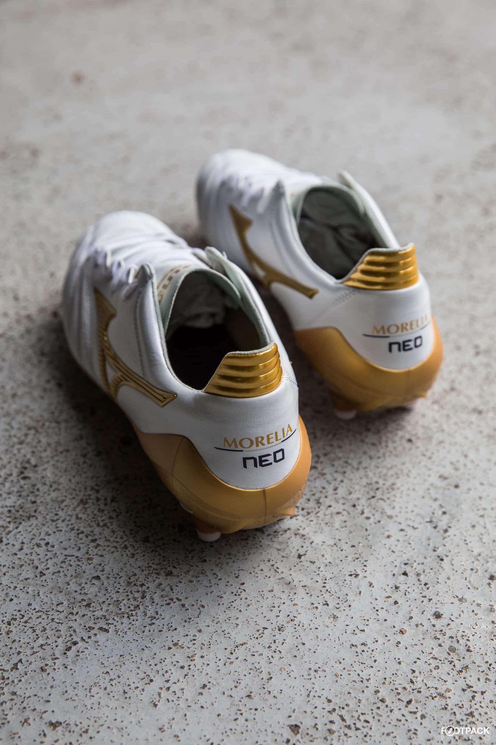 mizuno-morelia-2-neo-gold-pack-8