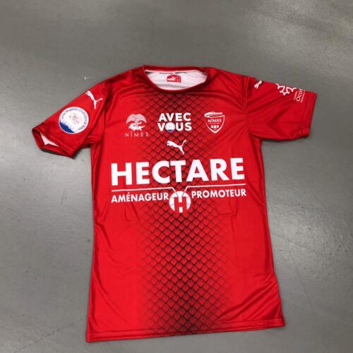 Image de l'article Le Nimes Olympique lance un maillot en faveur du CHU de la ville